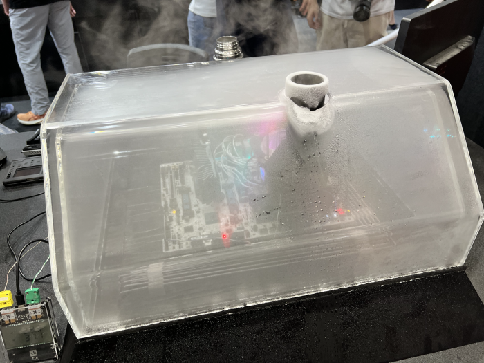 In diesem PC ist es kalt. Denn gekühlt wird mit flüssigem Stickstoff bei -196 Grad Celsius.(Bild: Martin Böckmann)